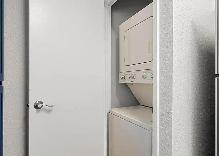 Landing Modern With Amazing Amenities *